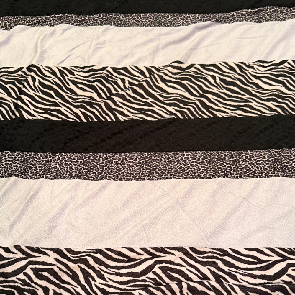 Zebra Stripe Bedding Set - Black and White - Picture 3 of 3